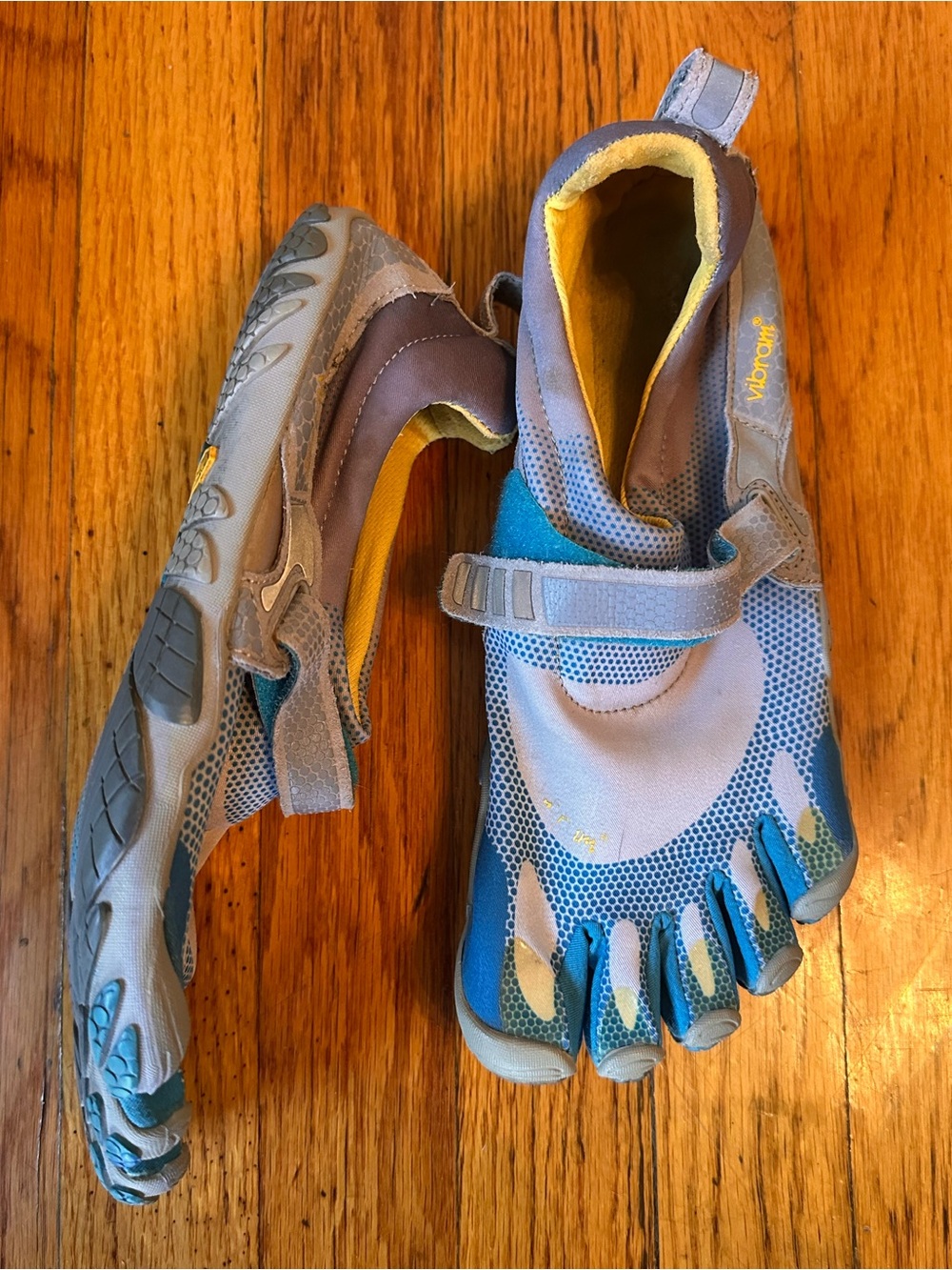 The OG Vibram 5 Toe Shoes in Blue, Gray and Yellow size 7
